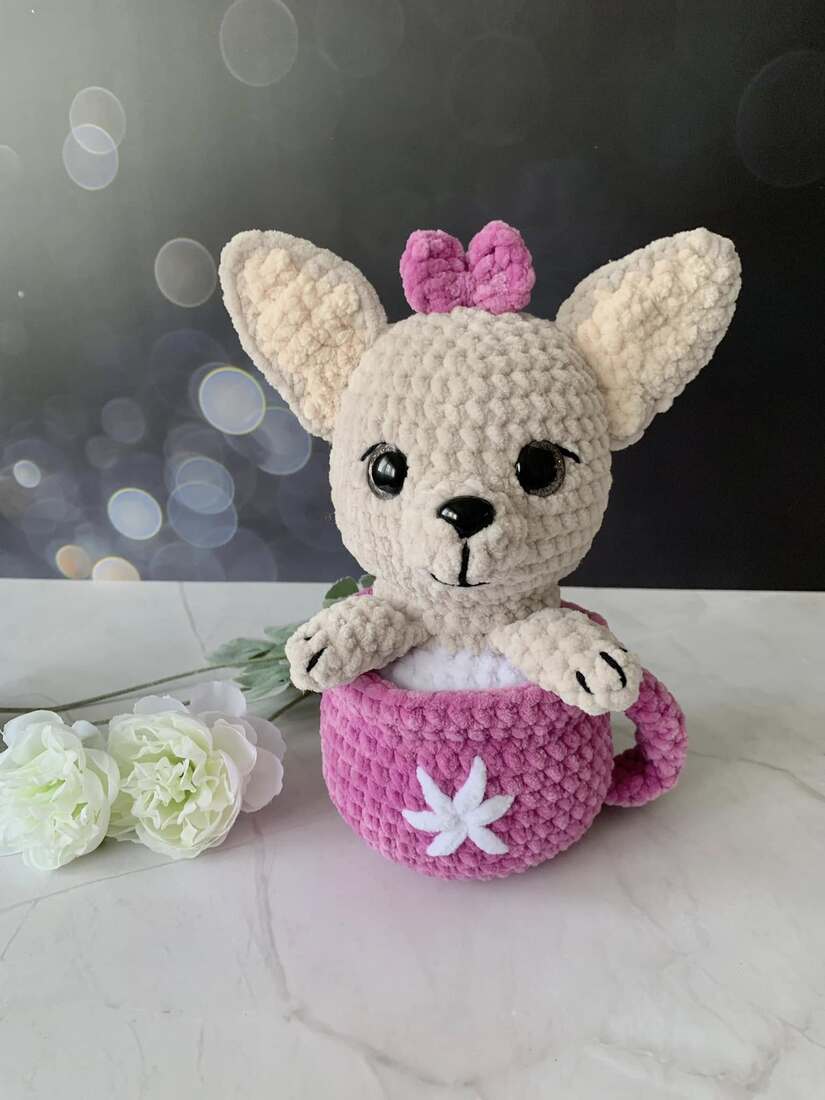 Chihuahua dans sa tasse Les mailles calines