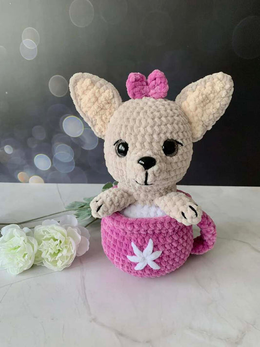 Chihuahua dans sa tasse Les mailles calines