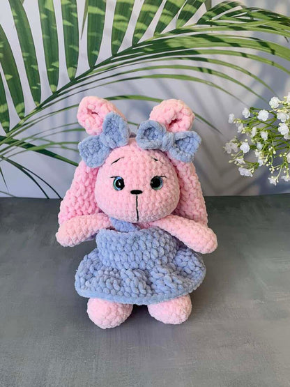 Lapin rose en robe Les mailles calines
