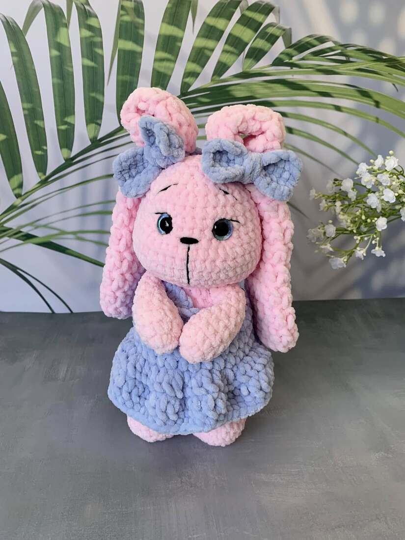 Lapin rose en robe Les mailles calines