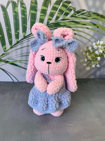 Lapin rose en robe Les mailles calines