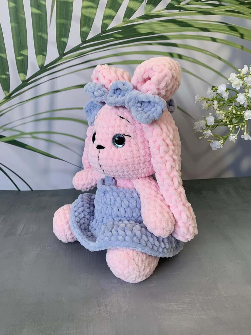 Lapin rose en robe Les mailles calines