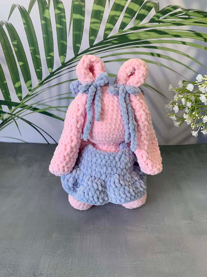 Lapin rose en robe Les mailles calines