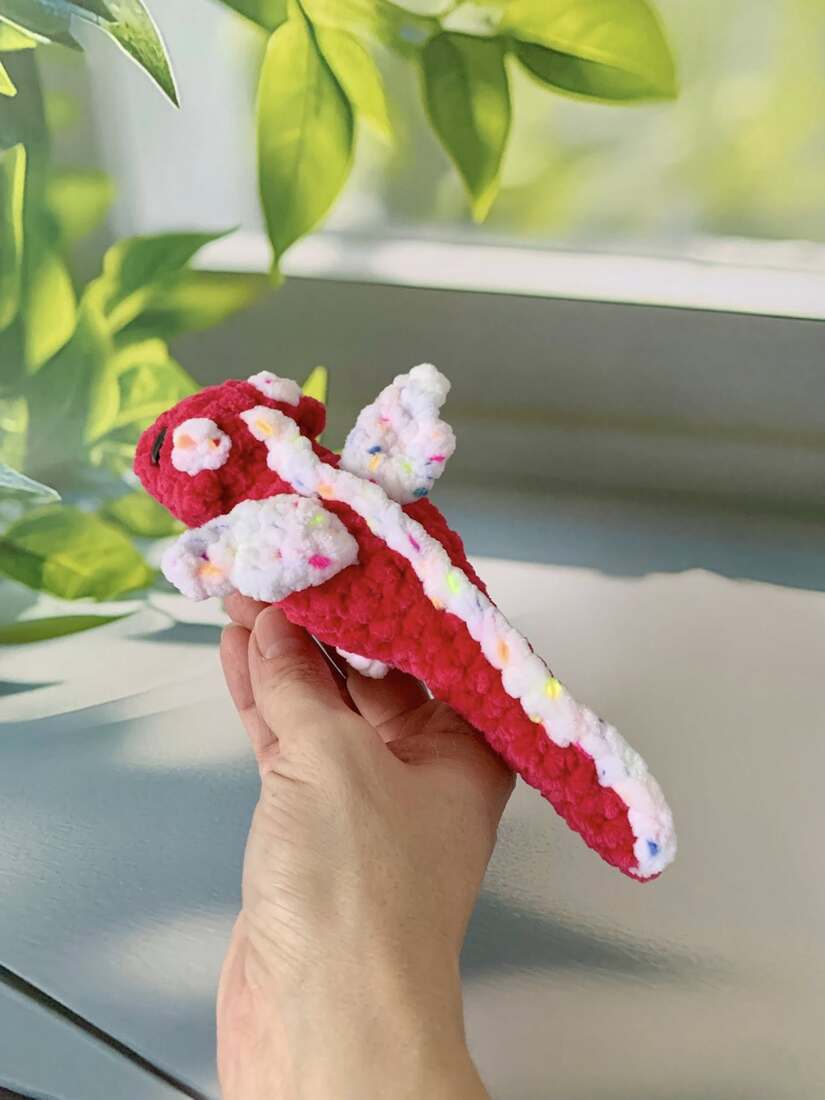 Bébé dragon allongé Les mailles calines