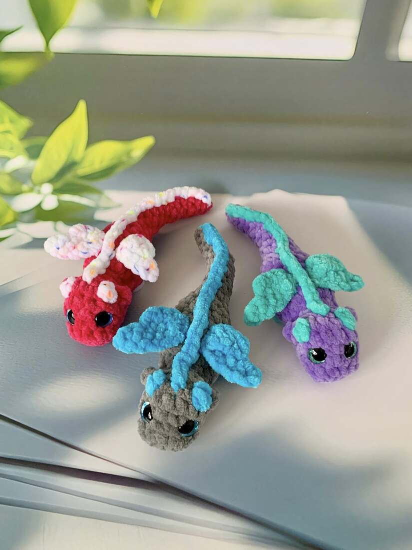 Bébé dragon allongé - Les Mailles Calines