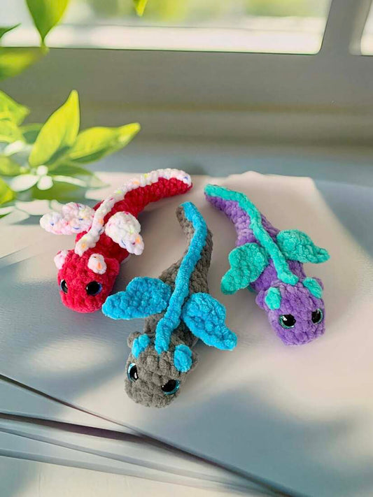 Bébé dragon allongé - Les Mailles Calines