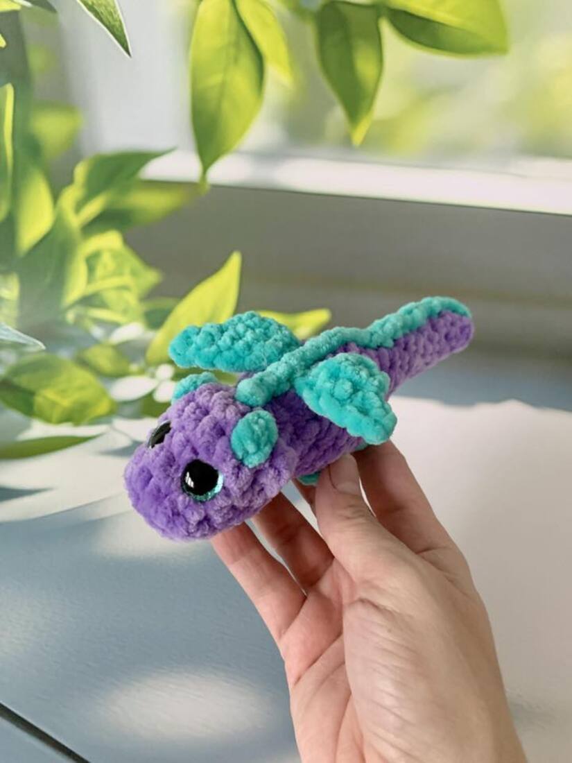 Bébé dragon allongé Les mailles calines