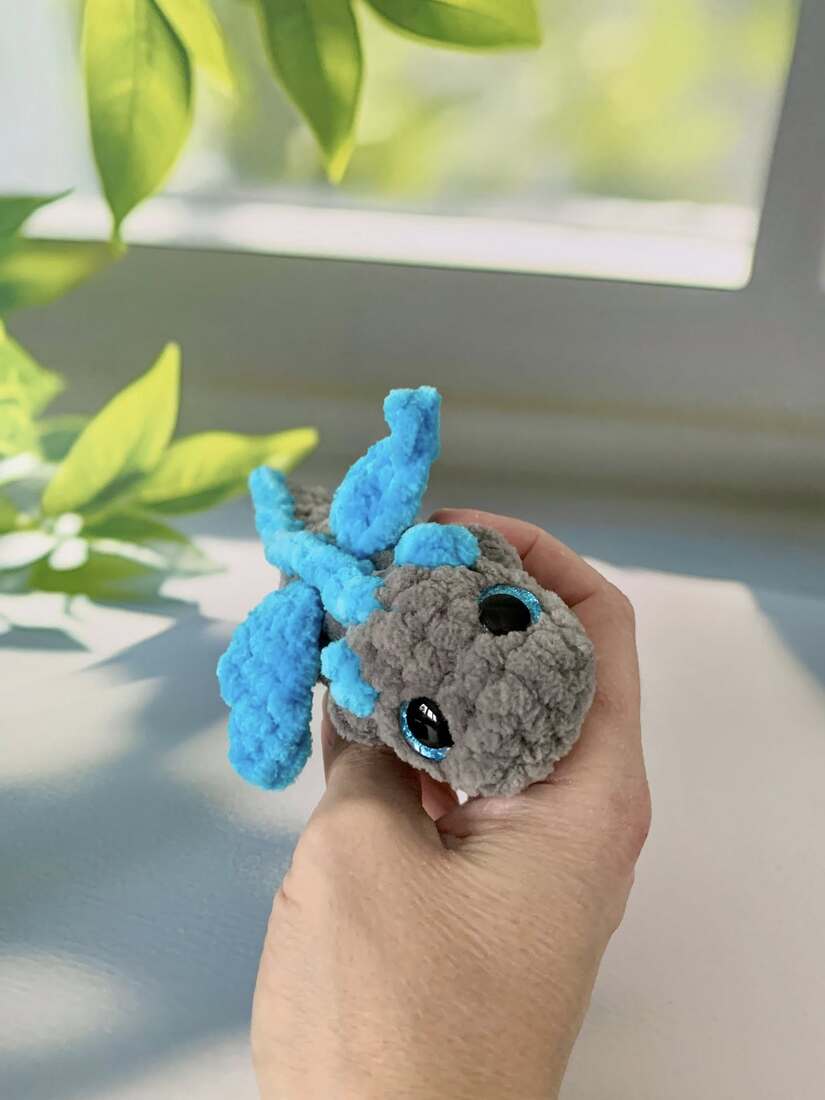 Bébé dragon allongé - Les Mailles Calines