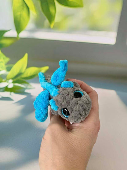 Bébé dragon allongé - Les Mailles Calines