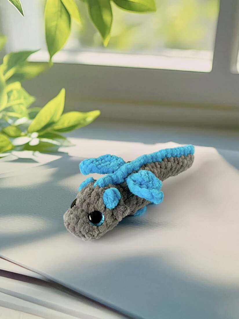 Bébé dragon allongé - Les Mailles Calines