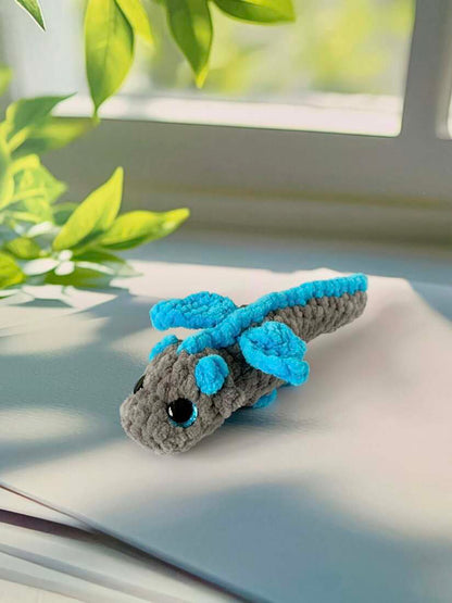 Bébé dragon allongé - Les Mailles Calines