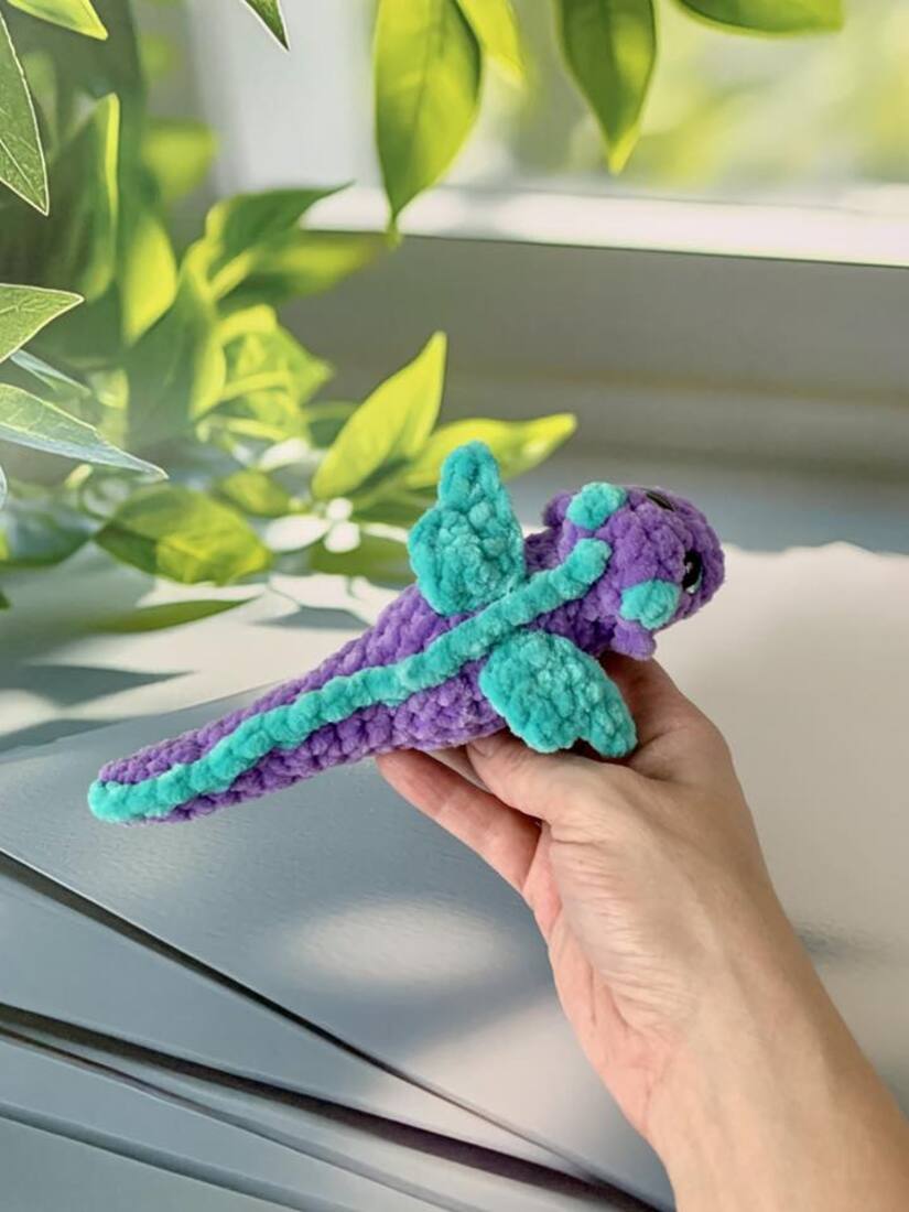 Bébé dragon allongé Les mailles calines