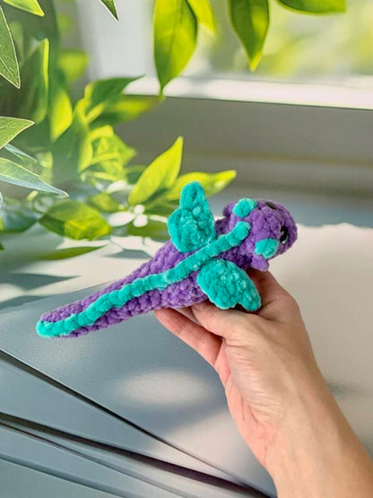 Bébé dragon allongé Les mailles calines