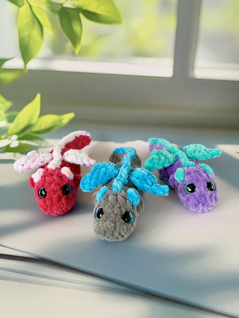 Bébé dragon allongé - Les Mailles Calines