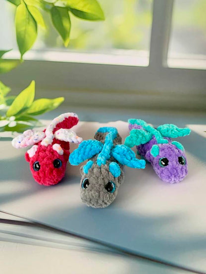 Bébé dragon allongé - Les Mailles Calines