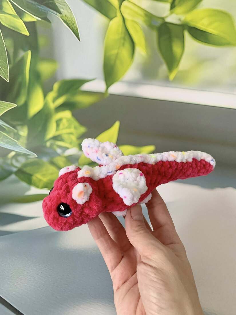 Bébé dragon allongé - Les Mailles Calines