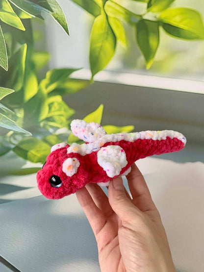 Bébé dragon allongé - Les Mailles Calines