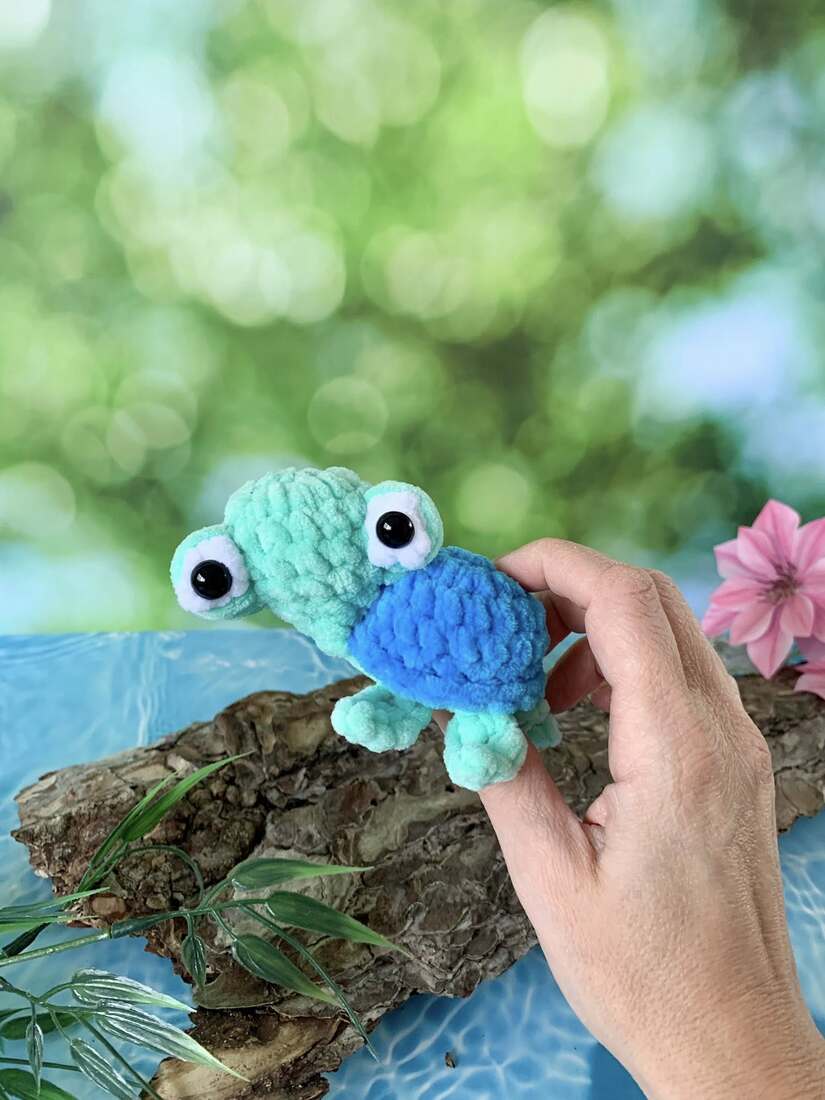 Peluche porte-clés tortue en crochet sur les Mailles Calines 