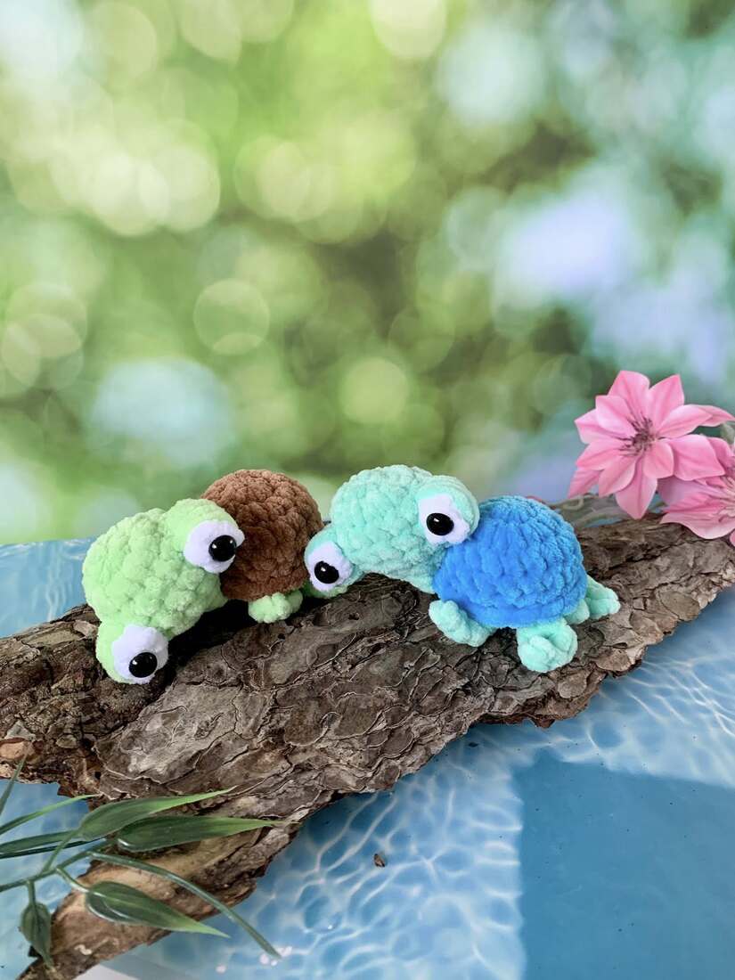 Peluche porte-clés tortue en crochet sur les Mailles Calines 