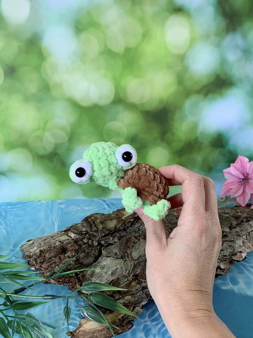 Peluche porte-clés tortue en crochet sur les Mailles Calines 