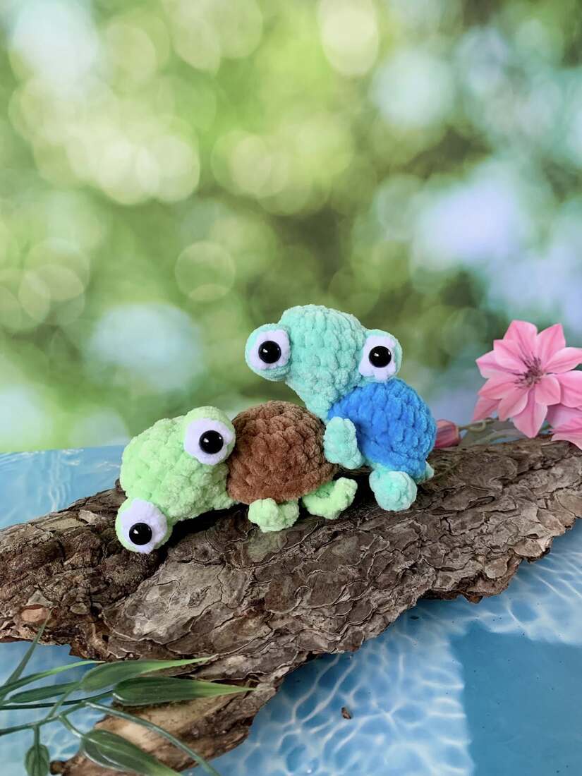Peluche porte-clés tortue en crochet sur les Mailles Calines 
